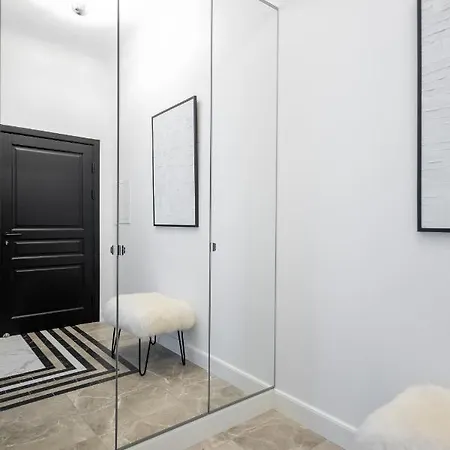 Miro French - Quiet Chic, Free Private Parking Apartment Riga