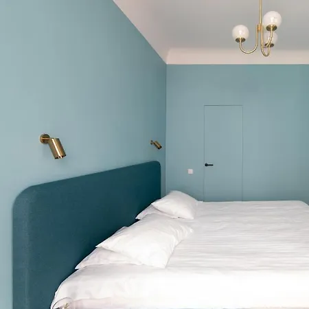 Miro French - Quiet Chic, Free Private Parking