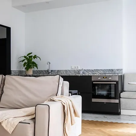 Miro French - Quiet Chic, Free Private Parking *