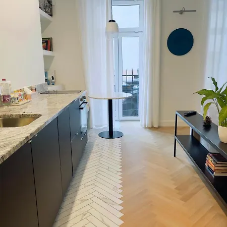 Miro French - Quiet Chic, Free Private Parking Apartment