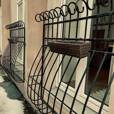Miro French - Quiet Chic, Free Private Parking Apartment Riga