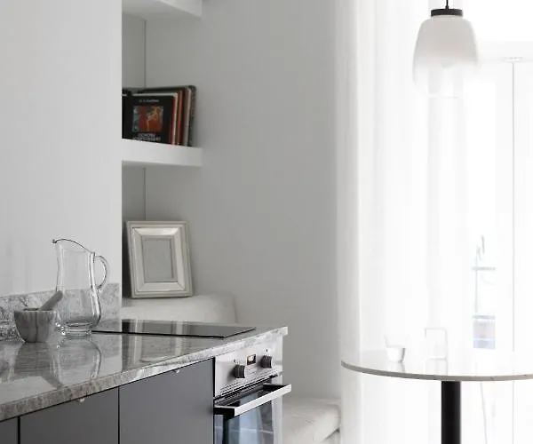 Miro French - Quiet Chic, Free Private Parking Apartment Riga