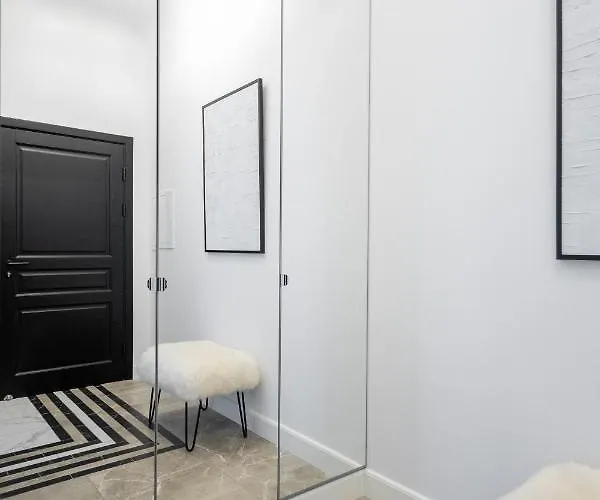 Miro French - Quiet Chic, Free Private Parking Apartment Riga