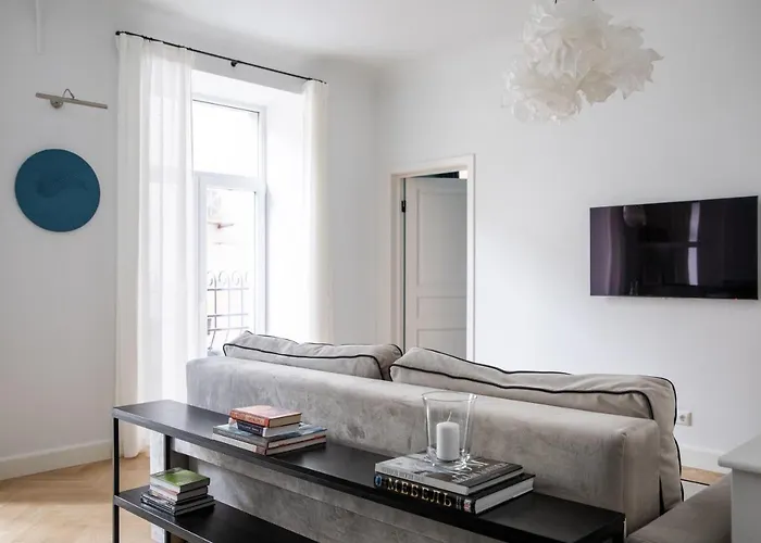 Apartment Miro French - Quiet Chic, Free Private Parking *