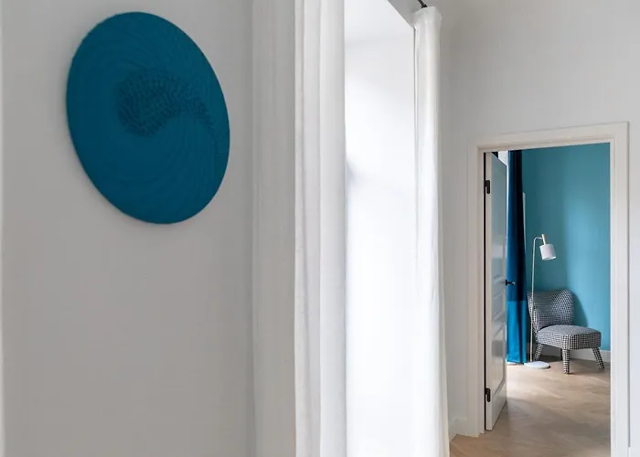 Miro French - Quiet Chic, Free Private Parking *