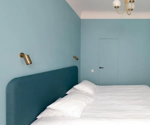 Miro French - Quiet Chic, Free Private Parking