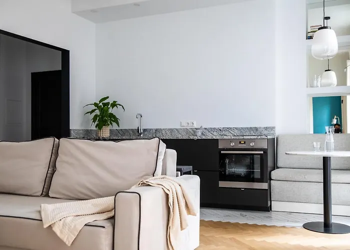 Miro French - Quiet Chic, Free Private Parking *