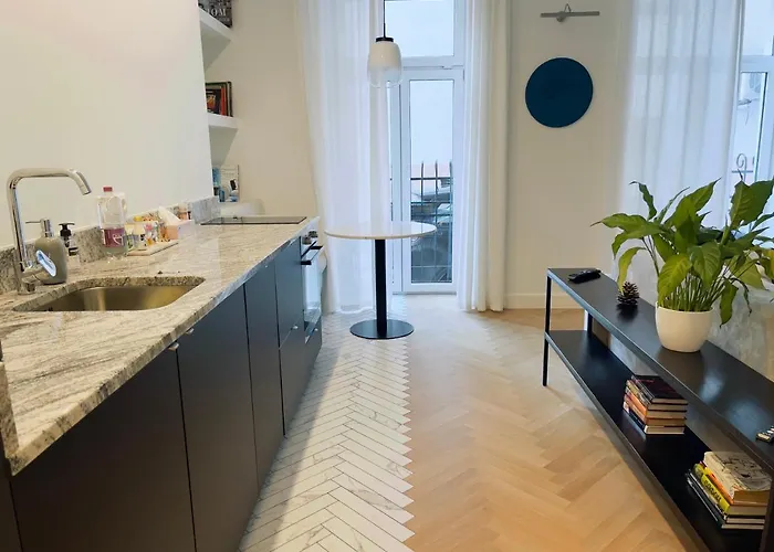 Miro French - Quiet Chic, Free Private Parking Apartment