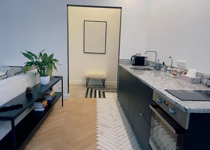 Miro French - Quiet Chic, Free Private Parking Riga